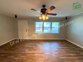 2208 Piedmont St in Irving, TX - Foto de edificio - Building Photo