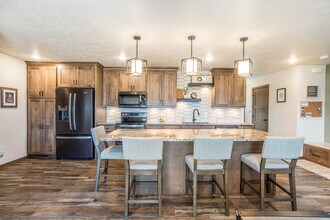 4221 N Knob Hill Ct in Sioux Falls, SD - Foto de edificio - Building Photo