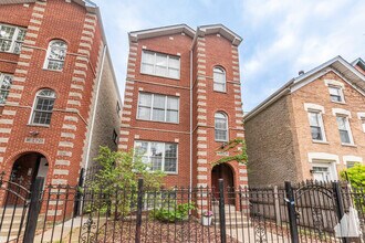844 N Wood St, Unit 2 in Chicago, IL - Foto de edificio - Building Photo
