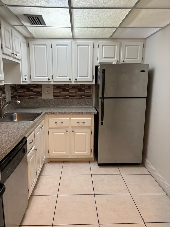 1805 Sans Souci Blvd, Unit 215 in North Miami, FL - Building Photo - Building Photo