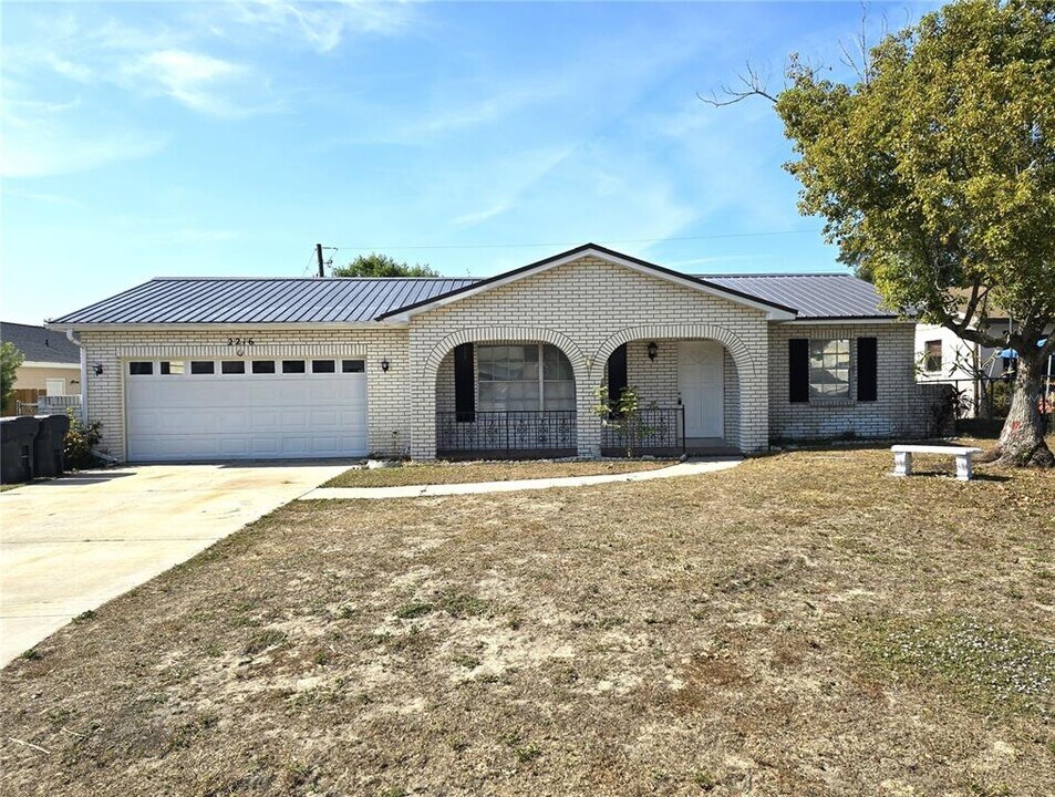 2216 Tanglewood Way in Brandon, FL - Building Photo