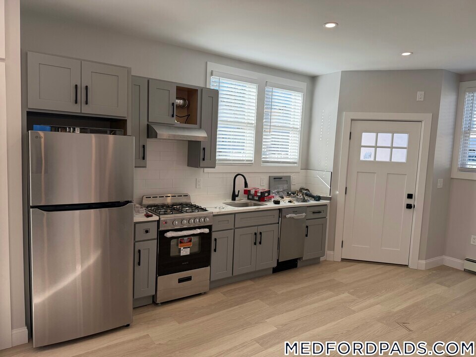 121 Winthrop St in Medford, MA - Building Photo