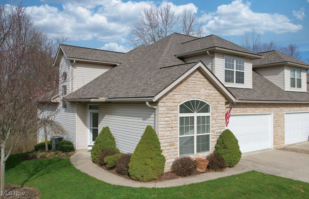4586 Creekside Dr in Kent, OH - Building Photo