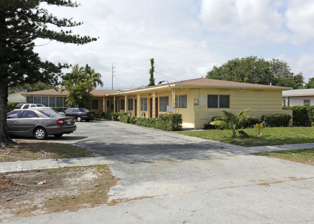 1260 NE 136th Ter in North Miami, FL - Foto de edificio