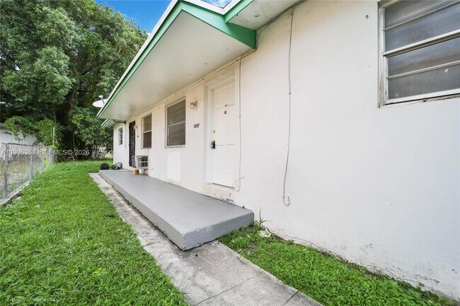 1057 NW 30th St in Miami, FL - Building Photo - Building Photo