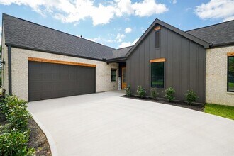 32 Englewood Ct in Montgomery, TX - Building Photo - Building Photo
