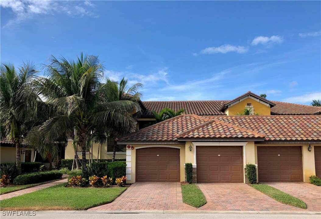 9832 Venezia Cir in Naples, FL - Building Photo