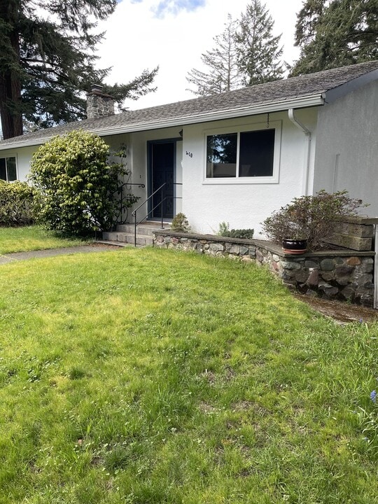 410 Terrahue Rd in Victoria, BC - Building Photo