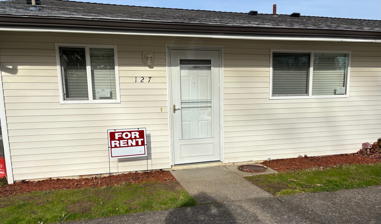 127 NW 15th St in Gresham, OR - Building Photo