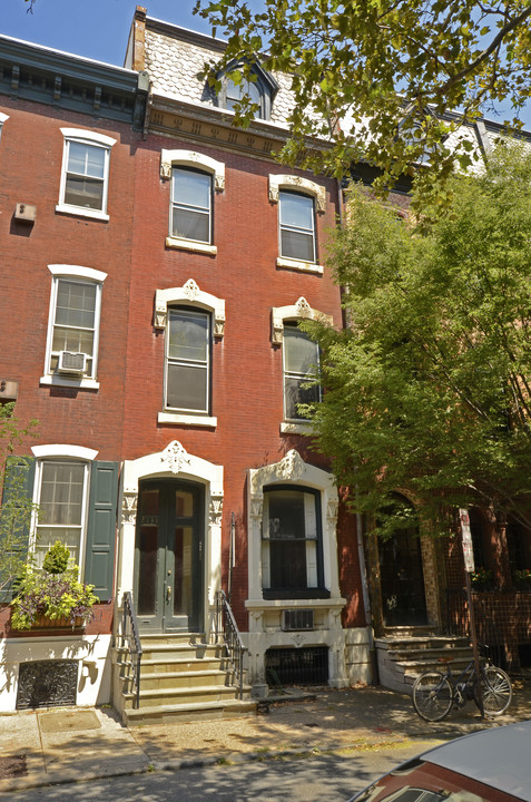 2131 Spruce St in Philadelphia, PA - Building Photo