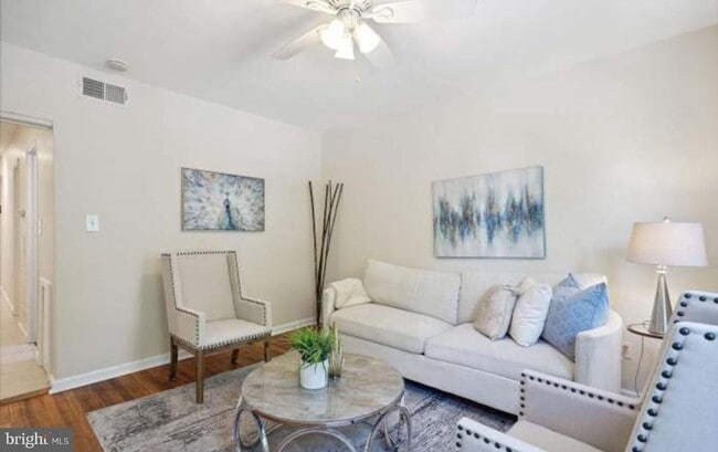 property at 1723 Gales Pl NE