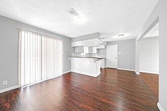 2425 Florence St in La Marque, TX - Building Photo - Building Photo