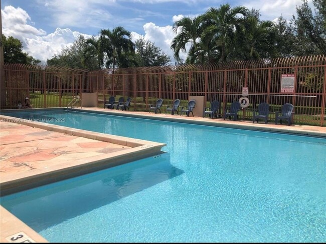 10249 NW 9th Street Cir in Miami, FL - Foto de edificio - Building Photo