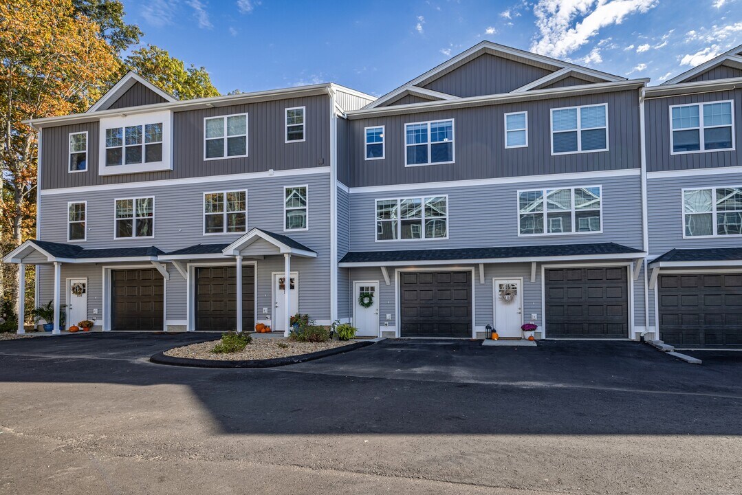 94 N Bridebrook Rd in East Lyme, CT - Foto de edificio