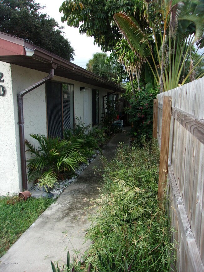 350 Jefferson Ave in Cape Canaveral, FL - Foto de edificio - Building Photo