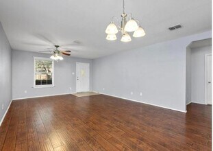 107 Venezia in San Antonio, TX - Building Photo - Building Photo