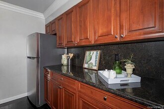 150 Lake Pointe Dr in Middle Island, NY - Building Photo - Building Photo