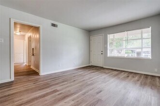 10637 Dunaway Dr in Dallas, TX - Building Photo - Building Photo