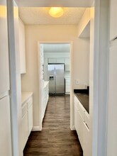 17440 Burbank Blvd in Los Angeles, CA - Foto de edificio - Building Photo