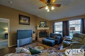 540 Barbara Jean Ln in Burleson, TX - Foto de edificio - Building Photo