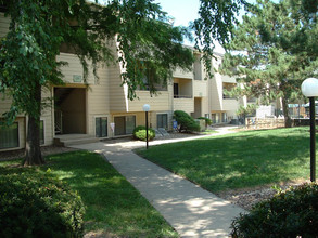 The Pines Apartments in Topeka, KS - Foto de edificio - Building Photo