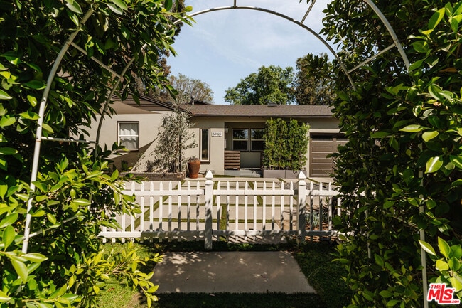 5940 Matilija Ave in Los Angeles, CA - Building Photo - Building Photo