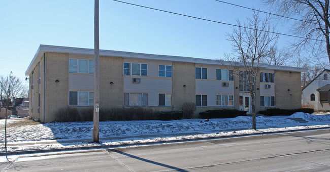 8423 W Oklahoma Ave in Milwaukee, WI - Foto de edificio - Building Photo