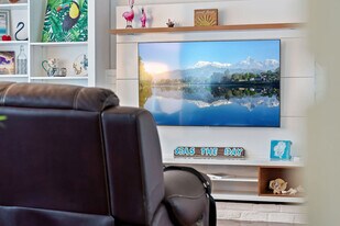 1341 Bayview Dr in Clearwater, FL - Building Photo