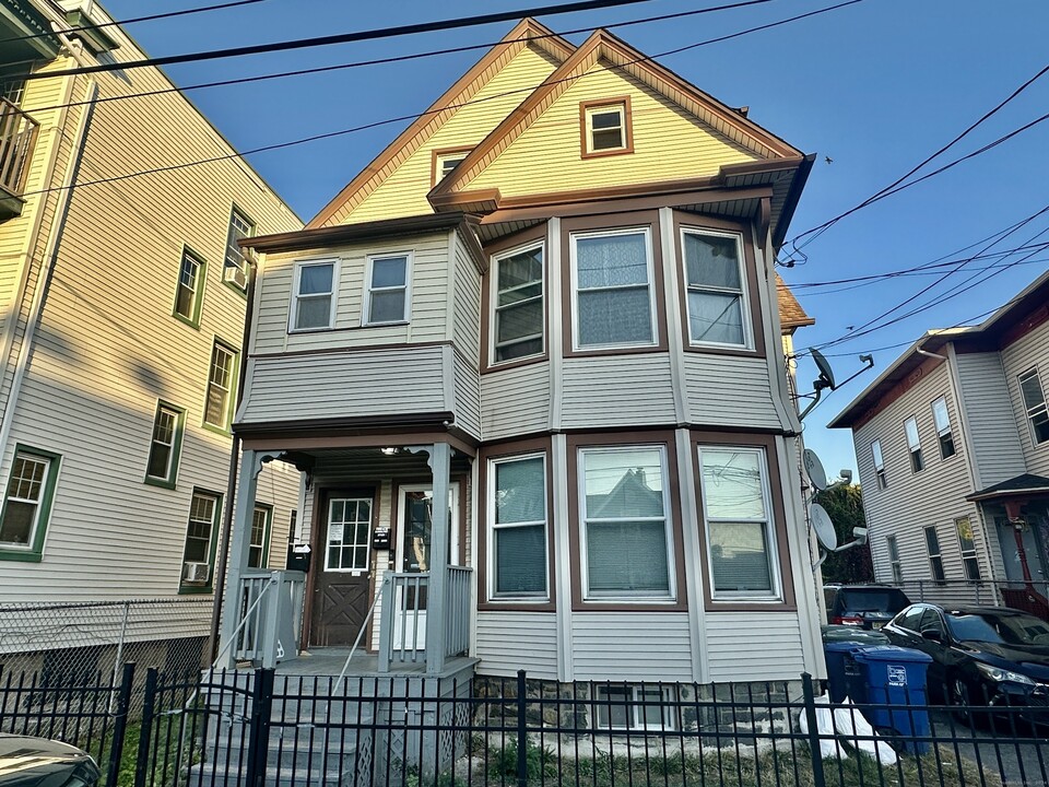 258 Brooks St in Bridgeport, CT - Building Photo