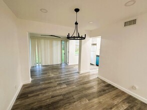 15 Colonial Club Dr in Boynton Beach, FL - Building Photo - Building Photo