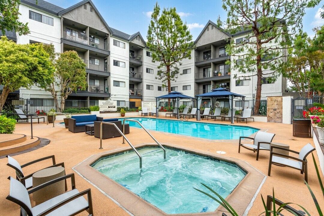 55+ FountainGlen Goldenwest Senior Apartments in Westminster, CA - Foto de edificio