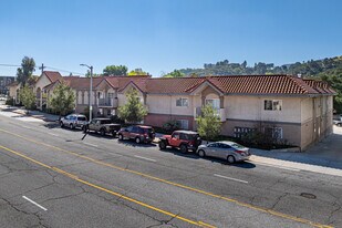 6810 Foothill Blvd in Tujunga, CA - Building Photo