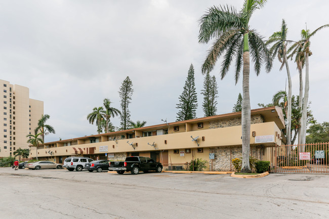 Creek Club Apartments in Miami, FL - Building Photo - Building Photo