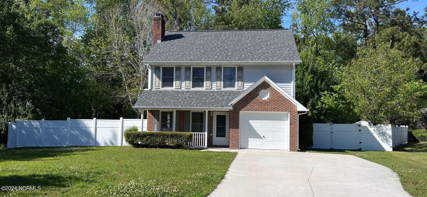 111 Carlisle Ct in Jacksonville, NC - Foto de edificio