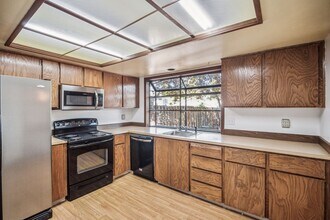 21665 SW Imperial Ct in Aloha, OR - Foto de edificio - Building Photo