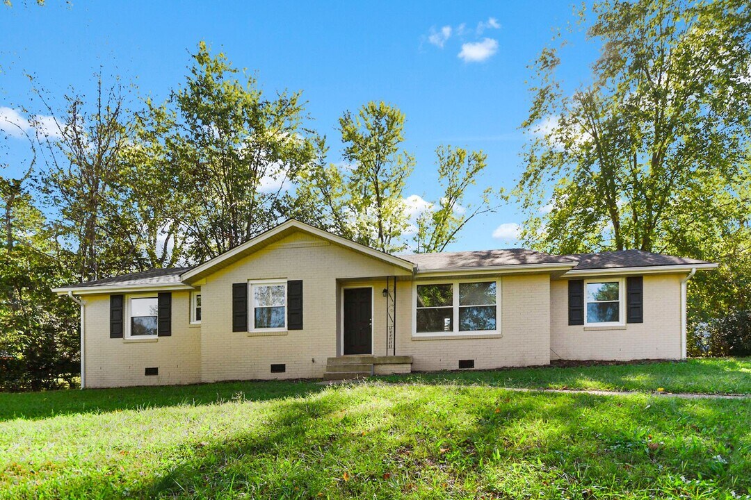 604 Mayflower St in Clarksville, TN - Building Photo