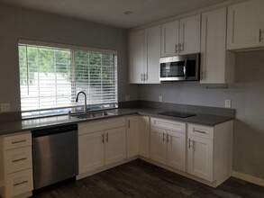 1013 E Santa Anita Ave in Burbank, CA - Building Photo - Building Photo