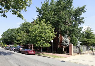 Capitol Hill Towers Adult Community in Washington, DC - Foto de edificio - Building Photo