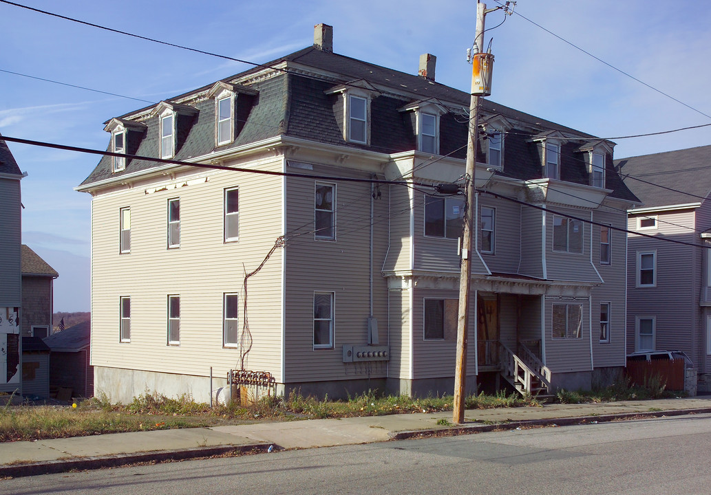 84 Danforth St in Fall River, MA - Building Photo