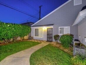Midway Meadows in Midway City, CA - Foto de edificio - Building Photo