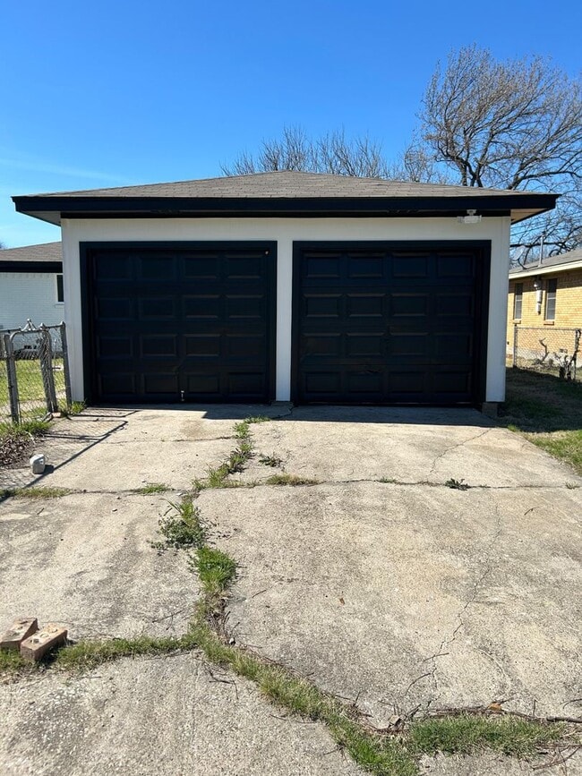 1720 Western Park Dr in Dallas, TX - Building Photo - Building Photo