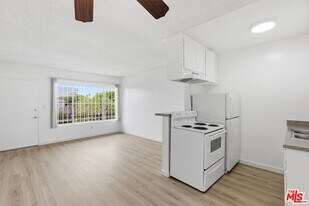 711 Machado Dr in Los Angeles, CA - Building Photo