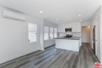 2303 W 30th St in Los Angeles, CA - Building Photo - Building Photo