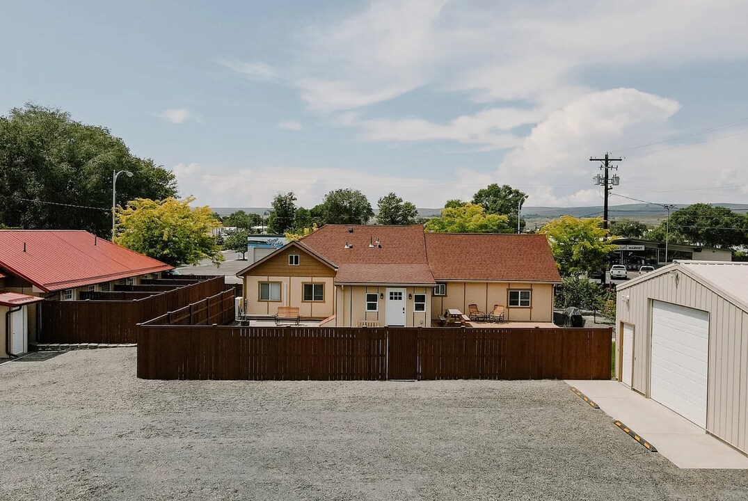 122 Daisy St S in Soap Lake, WA - Building Photo