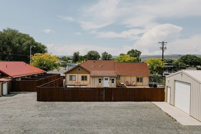 property at 122 Daisy St S