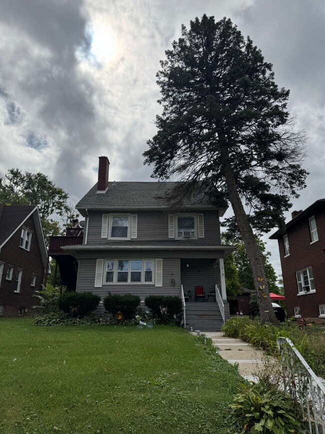 property at 218 W 16th St