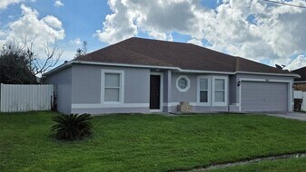 913 Cambridge Ct in Kissimmee, FL - Building Photo