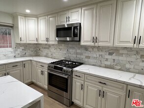 5019 W Maplewood Ave in Los Angeles, CA - Foto de edificio - Building Photo