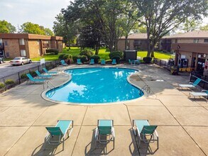 Westwood Village Apartments in Westland, MI - Foto de edificio - Building Photo