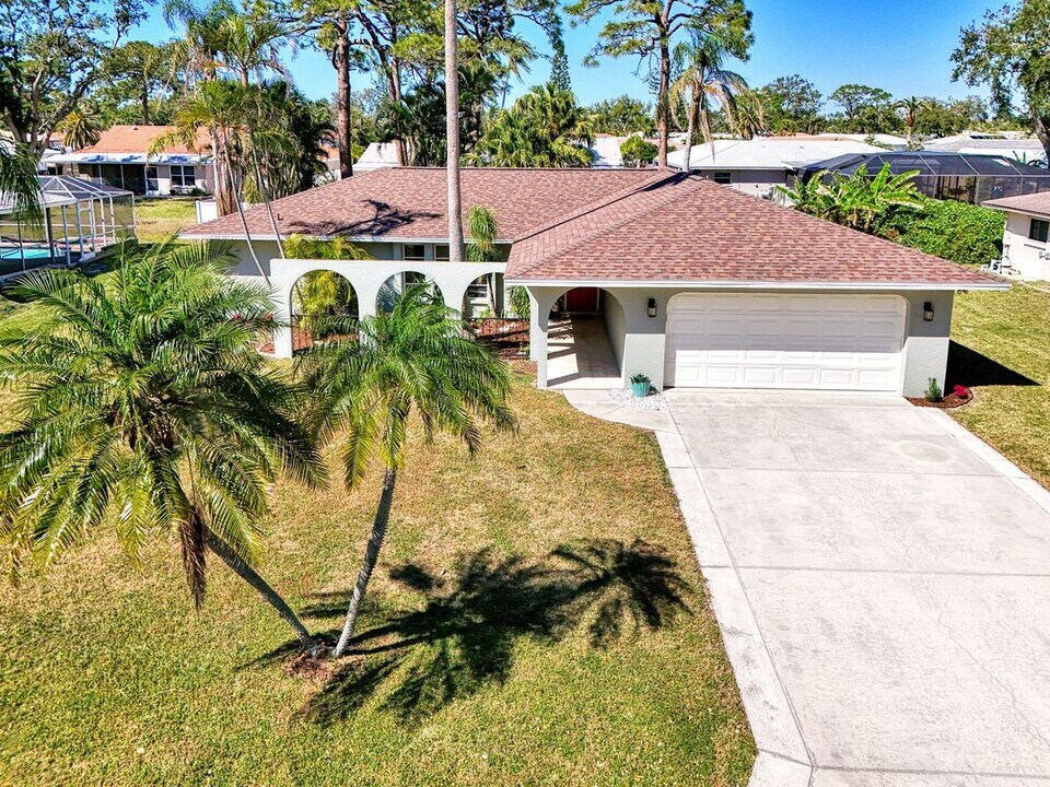 2221 Pine View Cir in Sarasota, FL - Building Photo